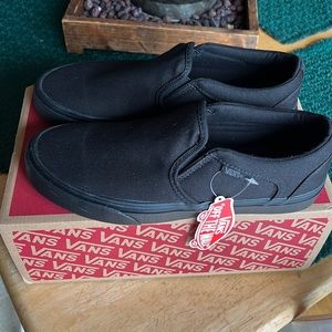 BRAND NEW W/ TAGS All black Vans